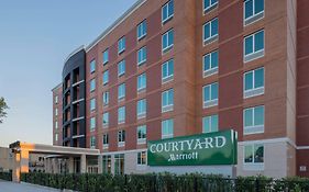 Courtyard By Marriott New York Queens/Fresh Meadows